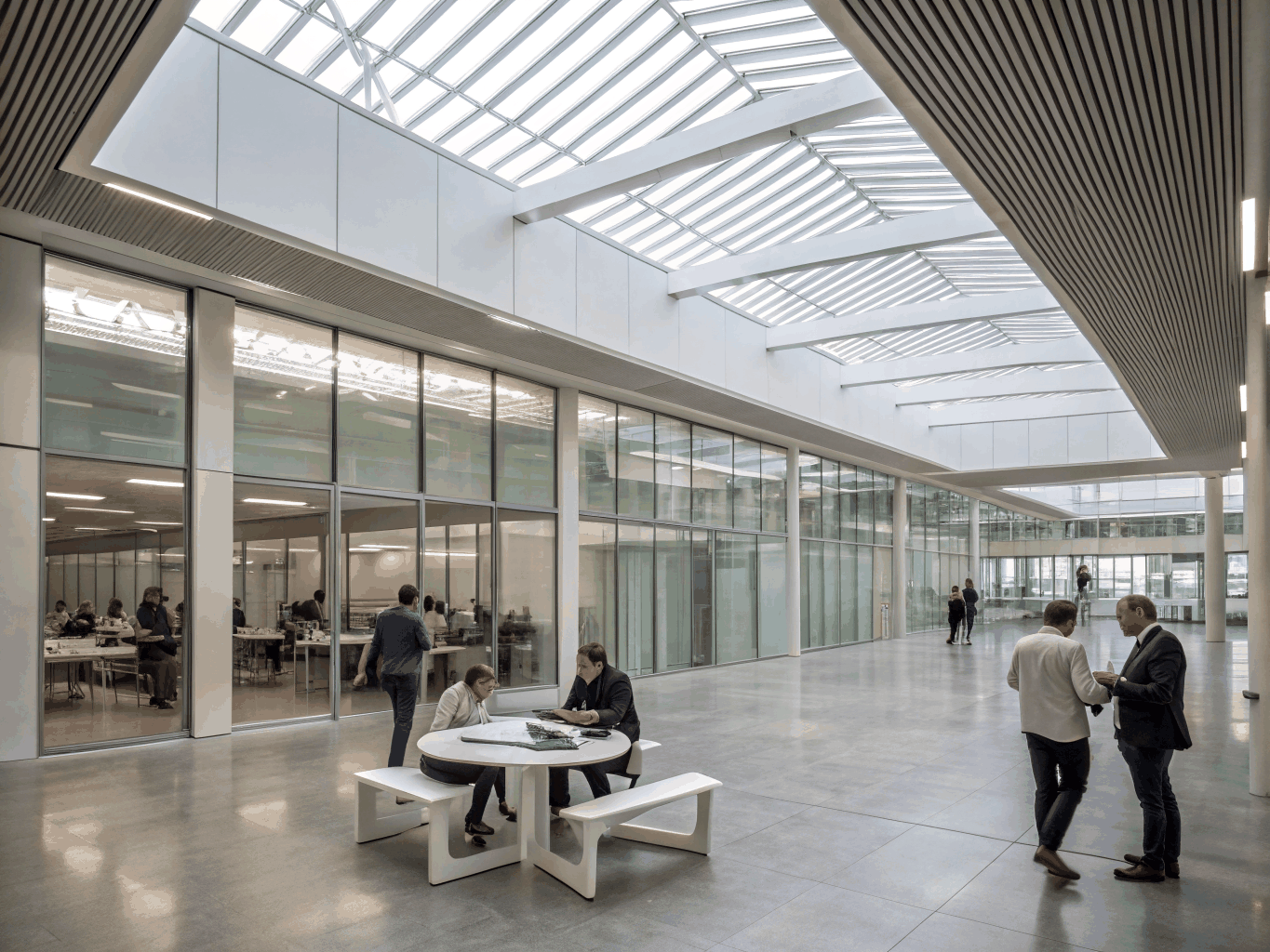 Professionelles Gebäudereinigungsteam im Münchner Büroatrium