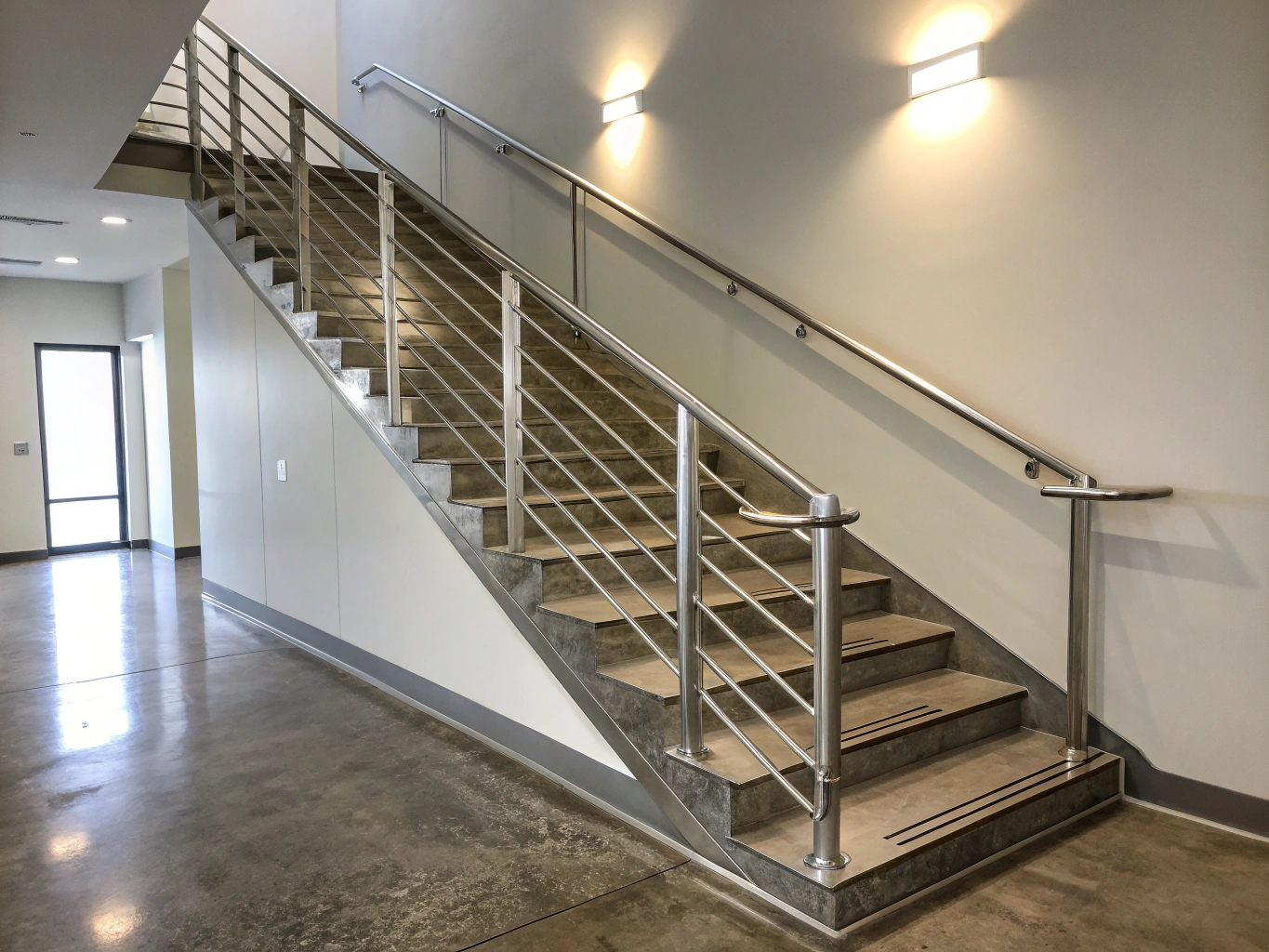 Gepflegtes modernes Treppenhaus