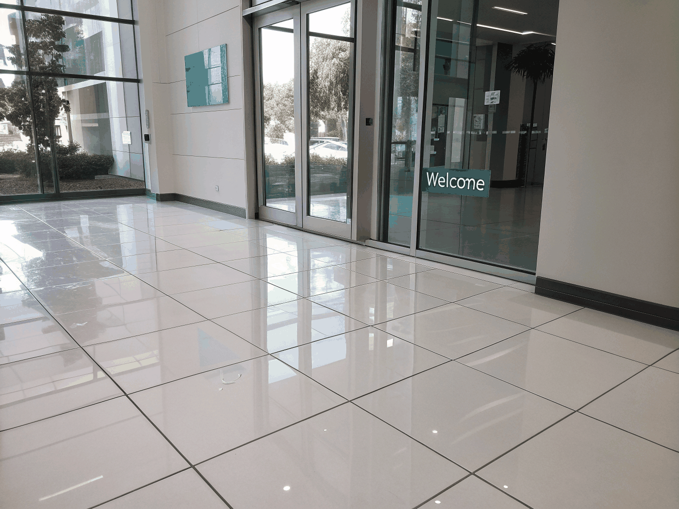 Modernes gewerbliches Foyer und gemeinschaftliches Treppenhaus mit gepflegtem Boden