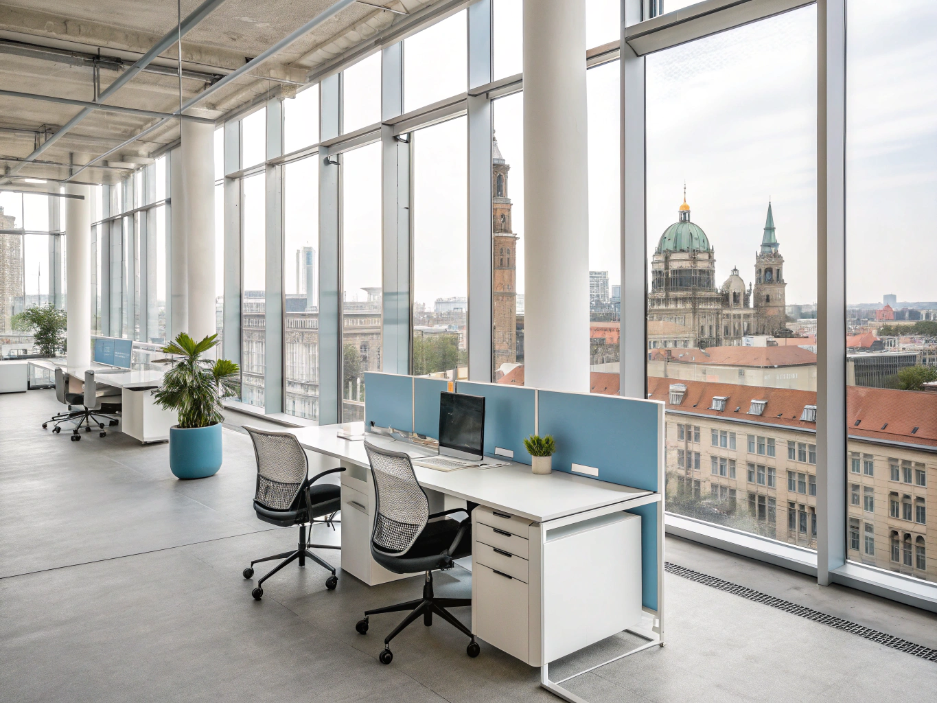 Gepflegter Münchner Büroarbeitsplatz mit Konferenzbereich