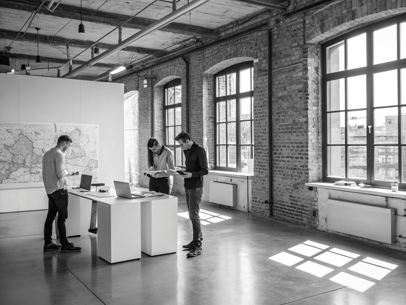 Heller, professionell gereinigter Büroraum mit Glasfront in München