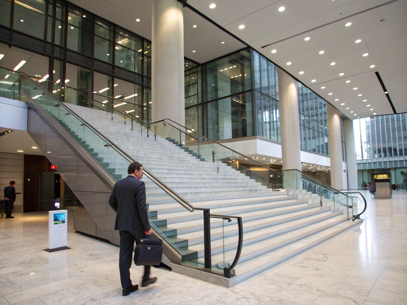 Gepflegtes Treppenhaus und moderner Eingangsbereich in München